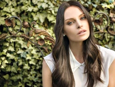 Υβόννη Μπόσνιακ: Οι ετοιμασίες για τον γάμο και το ταξίδι με την κόρη της στην Τήνο